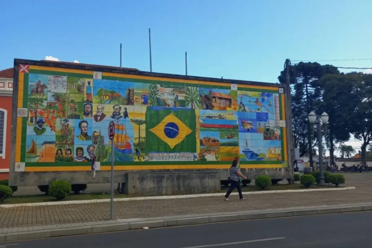 mural no centro de campo largo