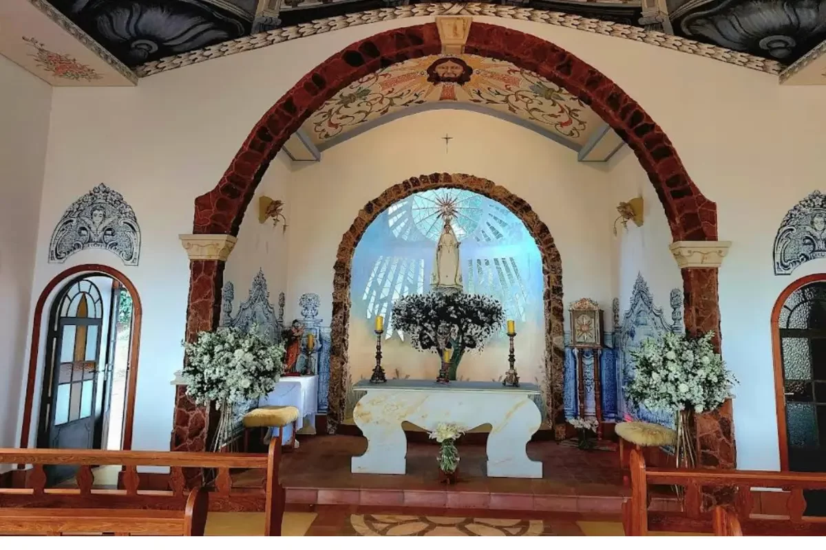 por-dentro-da-capela-nossa-senhora-de-fatima